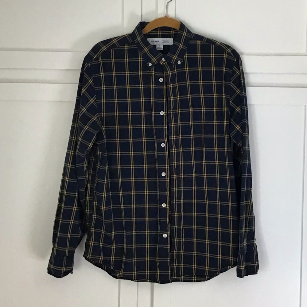 Old Navy Men’s long sleeve button down shirt. Size Medium. Gently used.